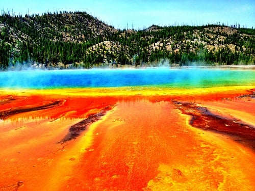 Grand Prismatic ở công viên quốc gia Yellowstone (Wyoming). Suối nổi tiếng với màu sắc ấn tượng, thay đổi từ cam và đỏ vào mùa hè sang xanh lá cây vào mùa đông.